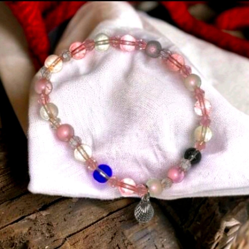 Seashell charm beaded bracelet